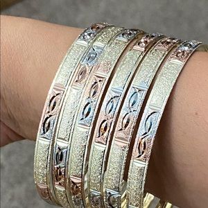 🌟 Six Gold platted Bangles⭐️